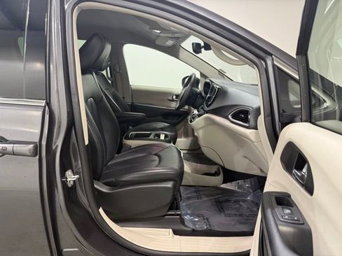 Used 2023 Chrysler Pacifica Touring-L image 29