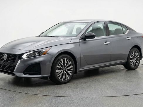 Used 2025 Nissan Altima 2.5 SV FWD image 3