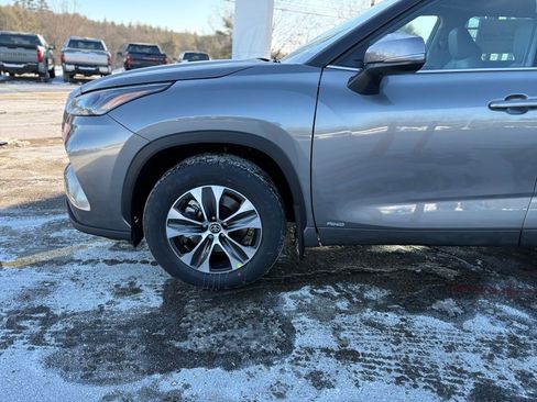 New 2026 Toyota Highlander XLE image 2