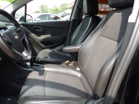 Used 2020 Chevrolet Trax LT w/ LT Convenience Package FWD image 8