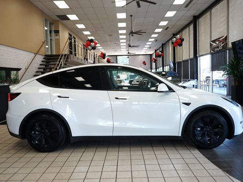 Used 2021 Tesla Model Y Long Range AWD/4WD image 16