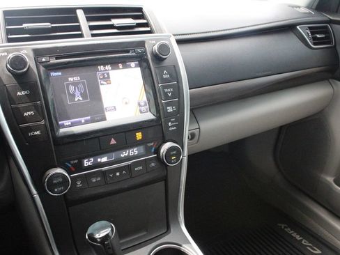 Used 2015 Toyota Camry XLE w/ Moonroof Package FWD image 25