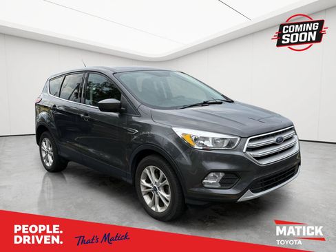 Used 2019 Ford Escape SE FWD image 1