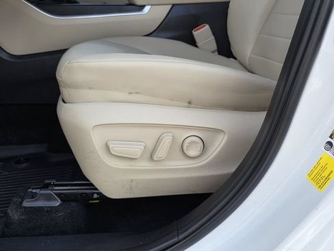 Used 2024 Toyota Highlander XLE FWD image 12