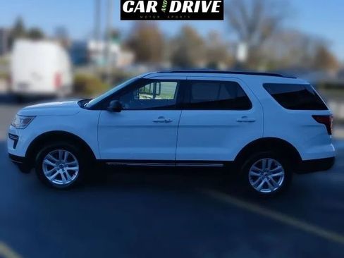 Used 2018 Ford Explorer XLT image 4