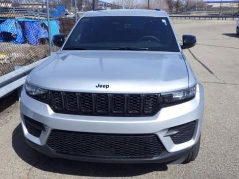 Used 2025 Jeep Grand Cherokee Altitude image 18