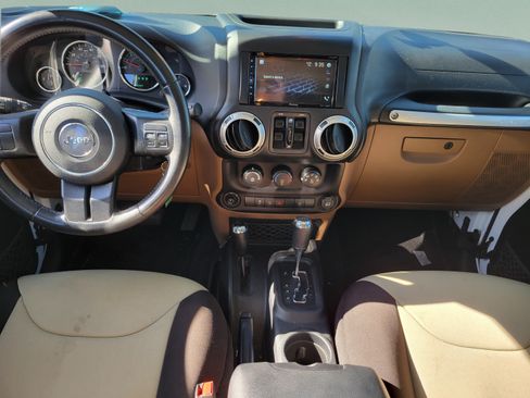 Used 2018 Jeep Wrangler Unlimited Sahara AWD/4WD image 9