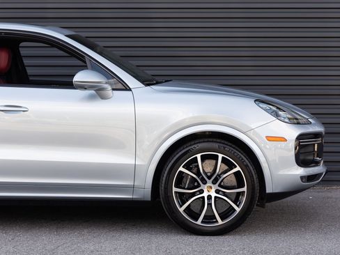 Certified 2023 Porsche Cayenne Turbo S AWD/4WD image 9