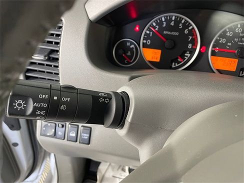 Used 2014 Nissan Frontier SL w/ SL Moonroof Package image 14