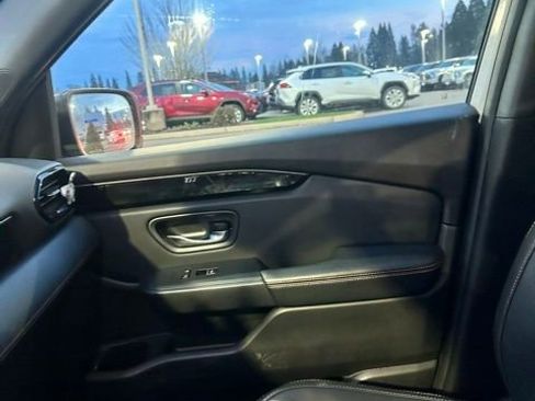 Used 2025 Honda Pilot TrailSport image 7