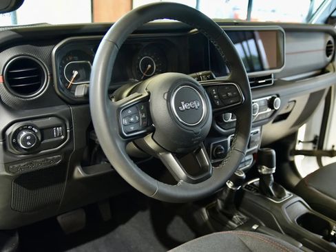 Used 2026 Jeep Gladiator Rubicon AWD/4WD image 13