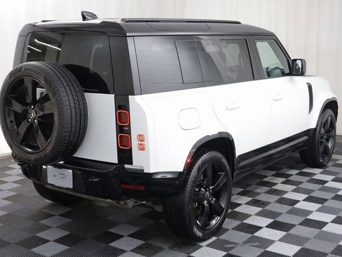 Used 2025 Land Rover Defender 110 X-Dynamic SE image 18