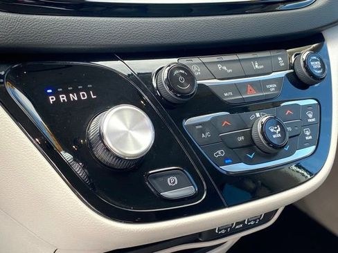 Used 2024 Chrysler Pacifica Touring-L image 13