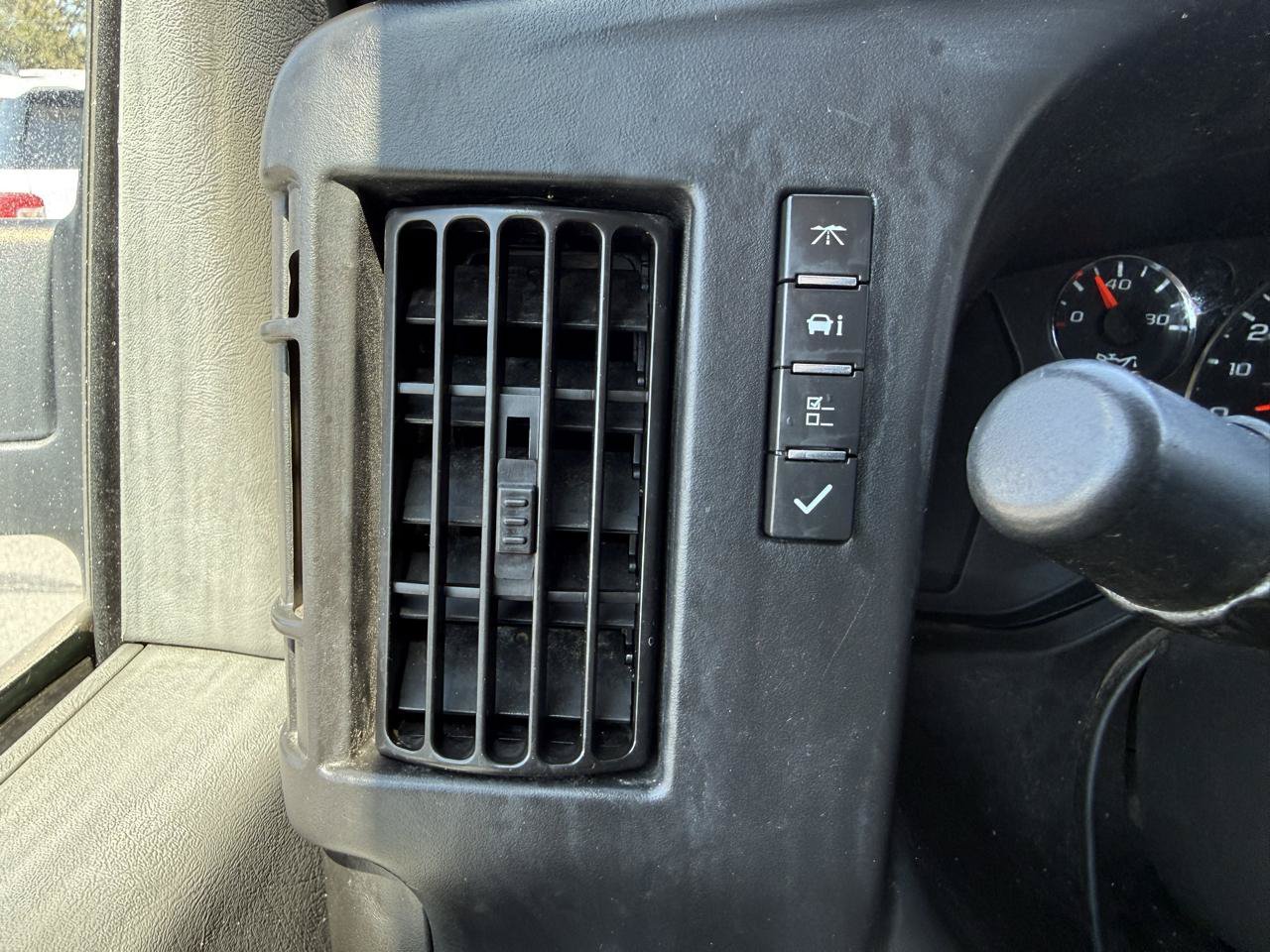 Used 2015 Chevrolet Express 2500 RWD image 17