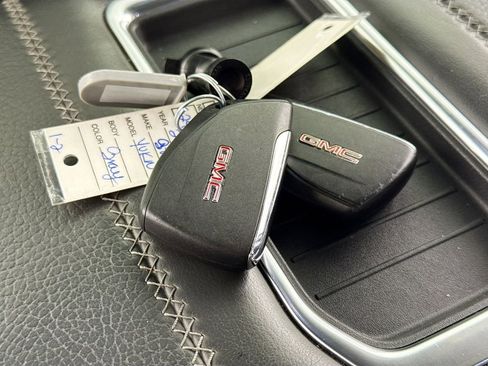 Used 2022 GMC Yukon XL Denali w/ Denali Premium Package image 17