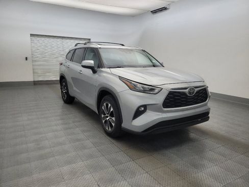 Used 2020 Toyota Highlander XLE FWD image 13