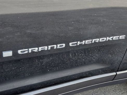 Used 2021 Jeep Grand Cherokee L Limited w/ Luxury Tech Group II image 11