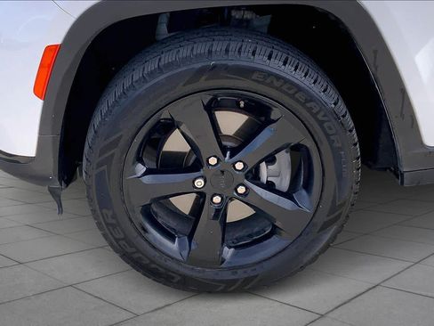 Used 2023 Jeep Grand Cherokee L Limited w/ Black Appearance Package image 9