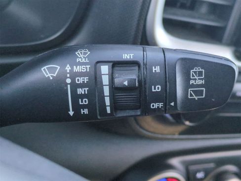 Used 2021 Hyundai Venue SE image 25