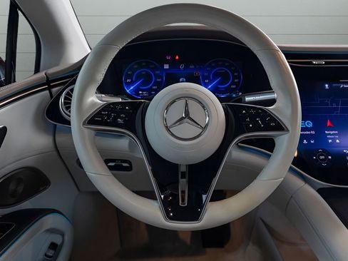 Used 2022 Mercedes-Benz EQS 580 4MATIC Sedan w/ Pinnacle Trim Package image 31