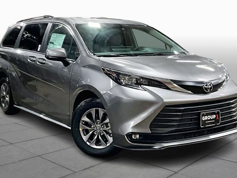 New 2026 Toyota Sienna XLE image 2
