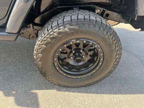 Used 2017 Jeep Wrangler Unlimited Sahara w/ Connectivity Group AWD/4WD image 38
