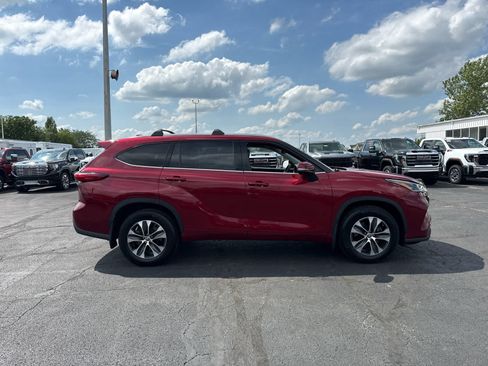 Used 2021 Toyota Highlander XLE AWD/4WD image 6