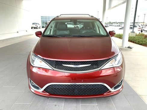 Used 2020 Chrysler Pacifica Touring-L image 2