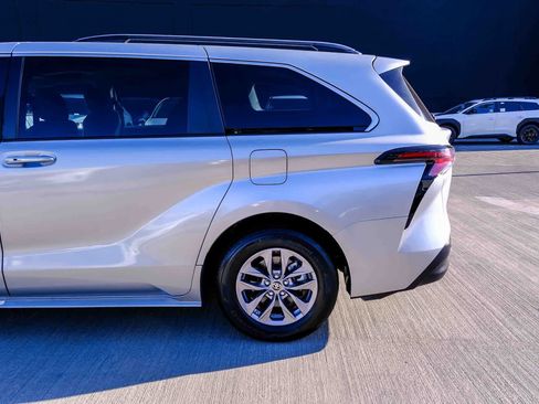 Used 2024 Toyota Sienna XLE FWD image 8