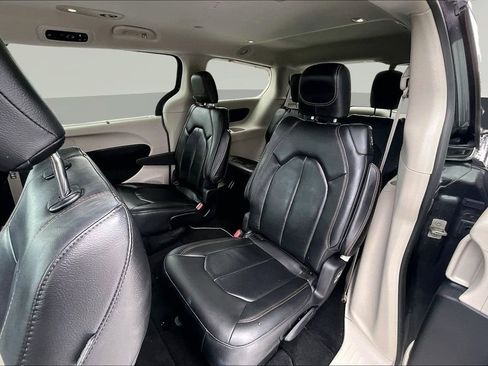 Used 2019 Chrysler Pacifica Touring-L image 25