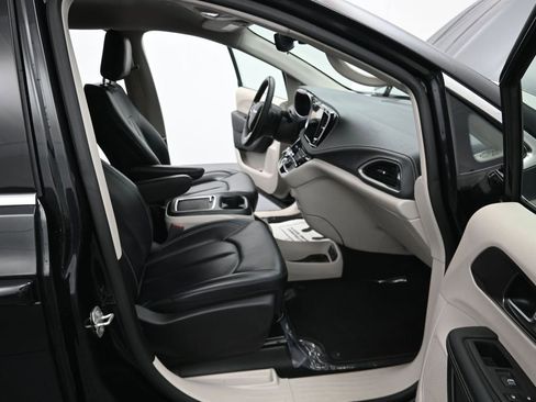 Used 2023 Chrysler Pacifica Touring-L FWD image 13