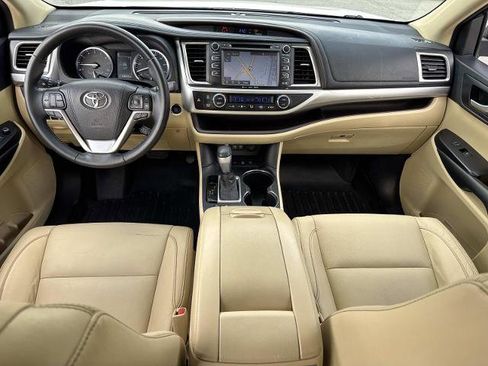 Used 2017 Toyota Highlander XLE image 19