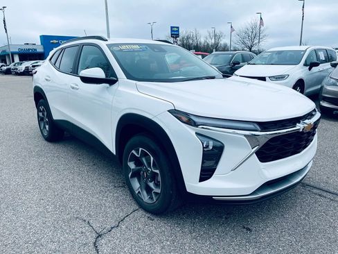 Used 2024 Chevrolet Trax LT w/ Driver Confidence Package image 9