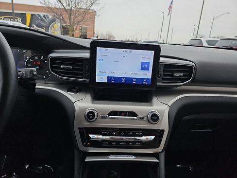 Used 2022 Ford Explorer XLT w/ Equipment Group 202A image 21