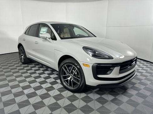 Certified 2025 Porsche Macan image 9