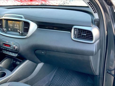 Used 2020 Kia Sorento S image 17