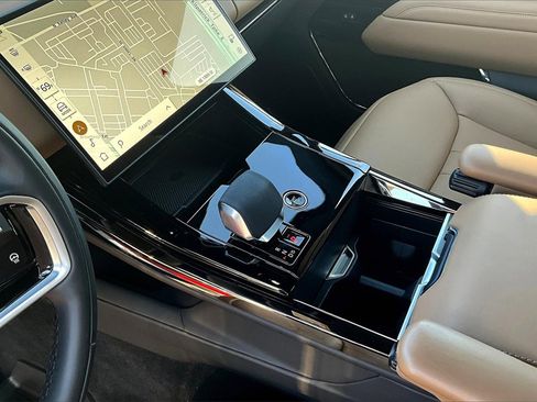 Used 2025 Land Rover Range Rover Sport SE image 14