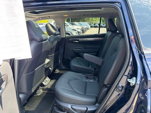Used 2025 Toyota Highlander Platinum AWD/4WD image 17