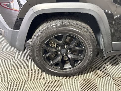 Used 2017 Jeep Cherokee Trailhawk image 12