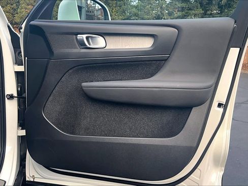 Used 2025 Volvo XC40 B5 Core w/ Protection Package Premier image 27