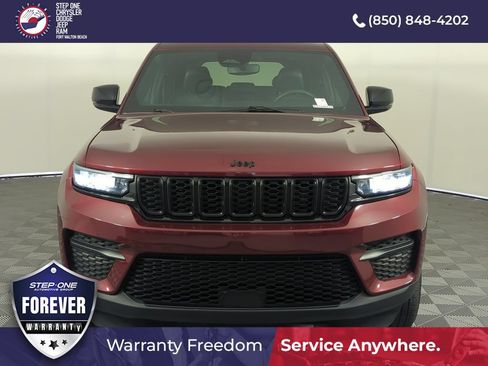Used 2024 Jeep Grand Cherokee Altitude AWD/4WD image 9