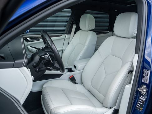 Certified 2022 Porsche Macan S AWD/4WD image 5