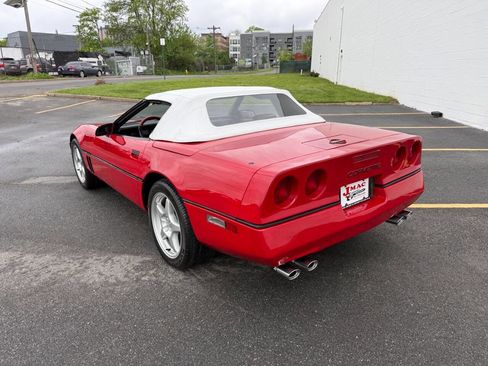 Used 1987 Chevrolet Corvette Convertible RWD image 3