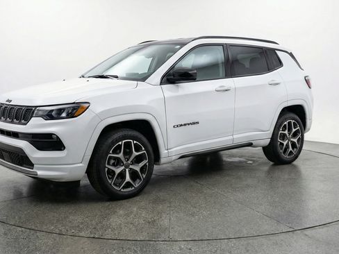 Used 2025 Jeep Compass Limited image 3