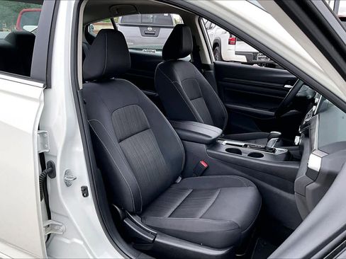 Used 2025 Nissan Altima 2.5 SV FWD image 9
