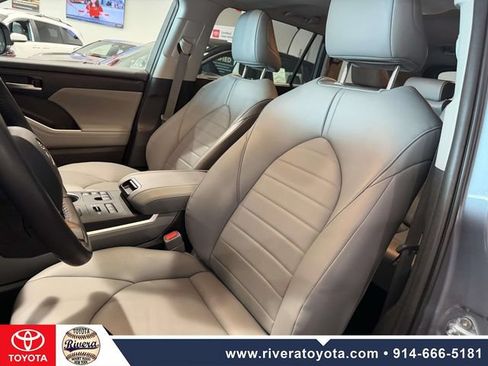 Used 2023 Toyota Highlander XLE AWD/4WD image 14
