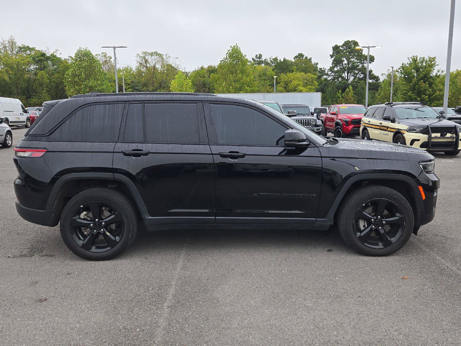 Used 2023 Jeep Grand Cherokee Altitude AWD/4WD image 8
