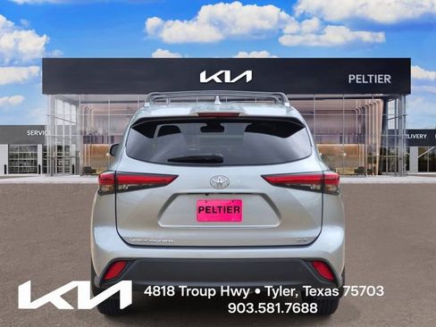 Used 2022 Toyota Highlander XLE FWD image 5