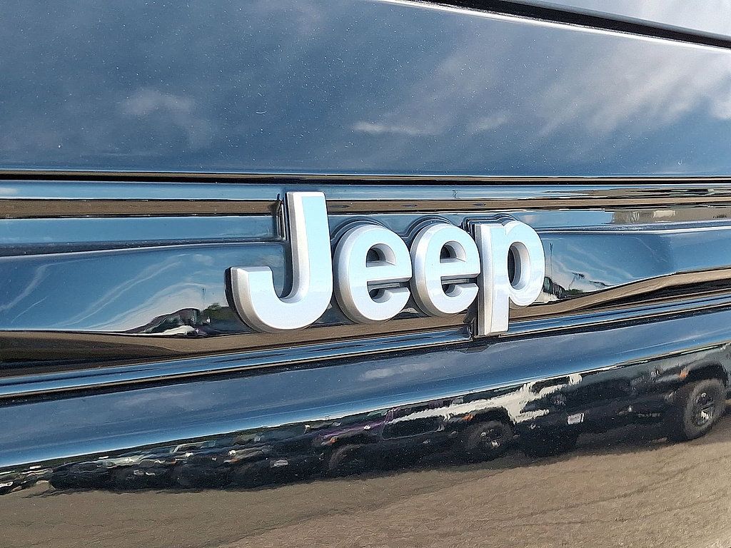 Used 2025 Jeep Grand Cherokee Laredo w/ Luxury Tech Group I AWD/4WD image 30