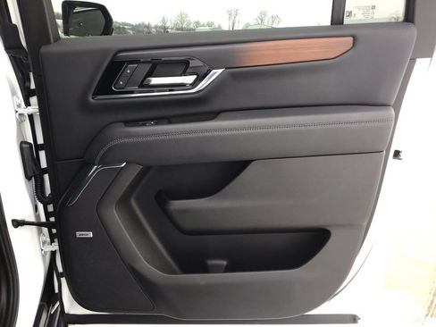 Used 2025 GMC Yukon XL Denali image 17